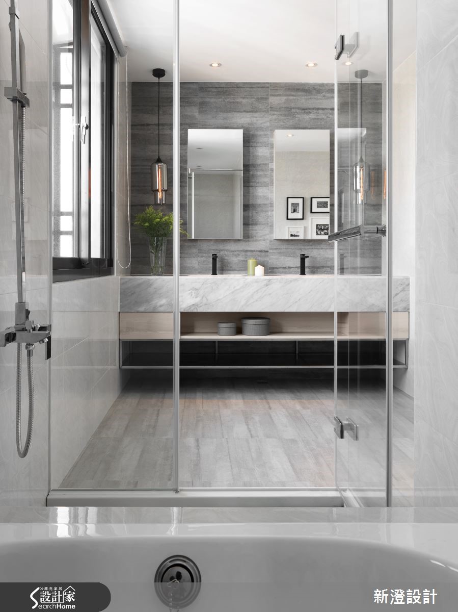 設計師為一家三口的 50 坪的預售屋，利用石材紋理與鏡